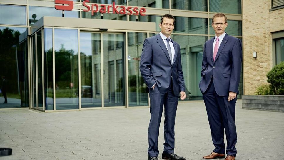 Stefan Kalt, Vorstandsvorsitzender der Sparkasse Rotenburg Osterholz, und sein Stellverteter Thorben Prenntzell wollen helfen.