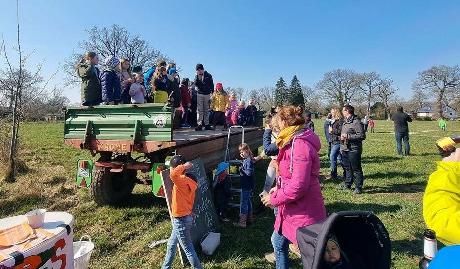 Die jungen Initiatoren begrüßen ihre Gäste auf der Weide am Siebenkluster.