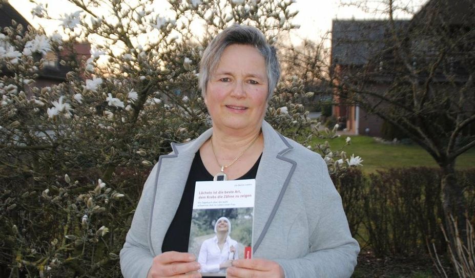 Ute Mahler-Leddin liest aus ihrem persönlichen Ratgeber, den sie nach ihrer Krebsdiagnose geschrieben hat.