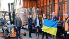 Beim Verladen der Hilfsgüter für die Ukraine (v.l.): Domenic Künzel, Dr. Axel Meyer, Hanna Danninger, Jascha Jennrich, Benjamin Förster, Volker Dieterich-Domröse und Martin Hutcheson.