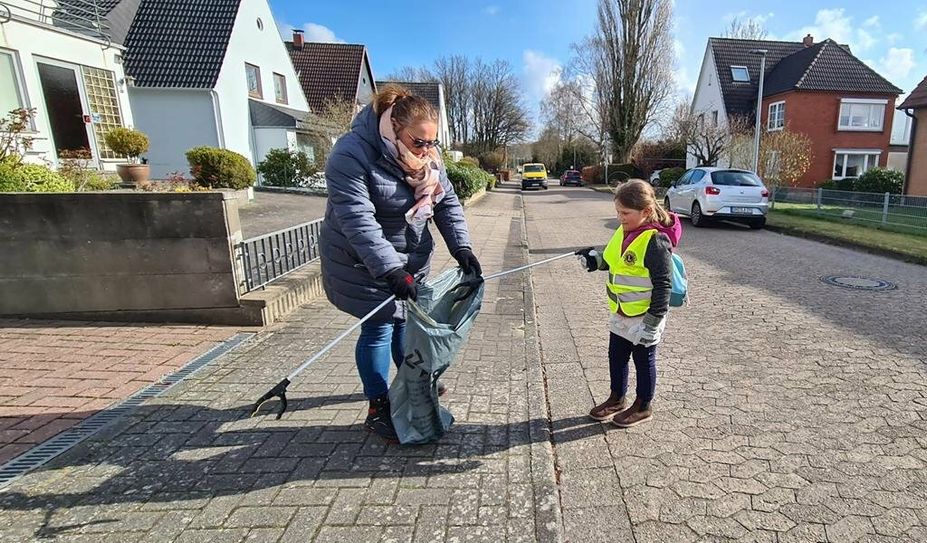 Groß und Klein zusammen: Es gehe auch um Bewusstseinsbildung beim Aufräumtag.