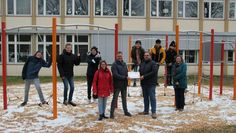 Kai Bahrs und Beate Mangels-Bahrs (v. li.) bedankten sich zusammen mit der Schulleiterin Anja Nicke bei Marcus Stoltz von EWD Bau GmbH für die großzügige Geldspende.