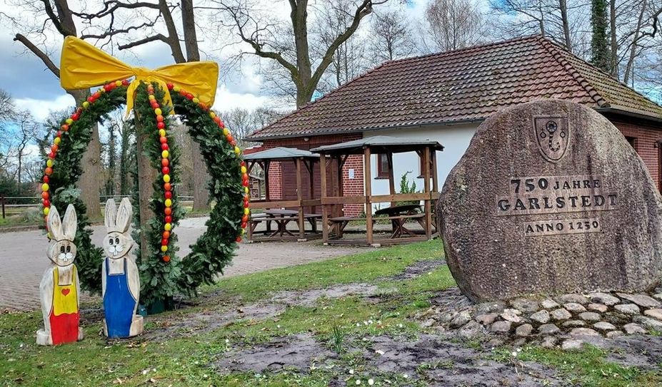 Mit der Aufstellung des Ostereis will der Erntefestverein auch außerhalb der Erntefestzeit an der Gestaltung des Dorfes teilhaben.