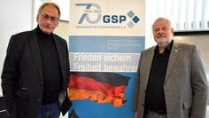 Organisator Werner Hinrichs (li.), Oberstleutnant a.D., und Referent Jörg Barandat freuten sich über viele interessierte Besucher:innen des Vortrags.