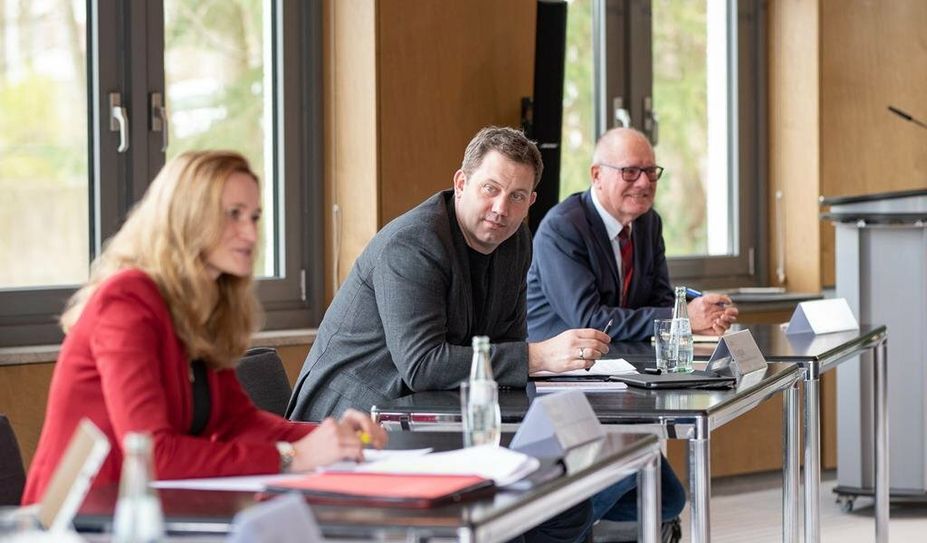 Dorothee Martin, Lars Klingbeil und Ulrich Bischoping (v. li.) betonen die Wichtigkeit des Schienenausbaus in Norddeutschland.