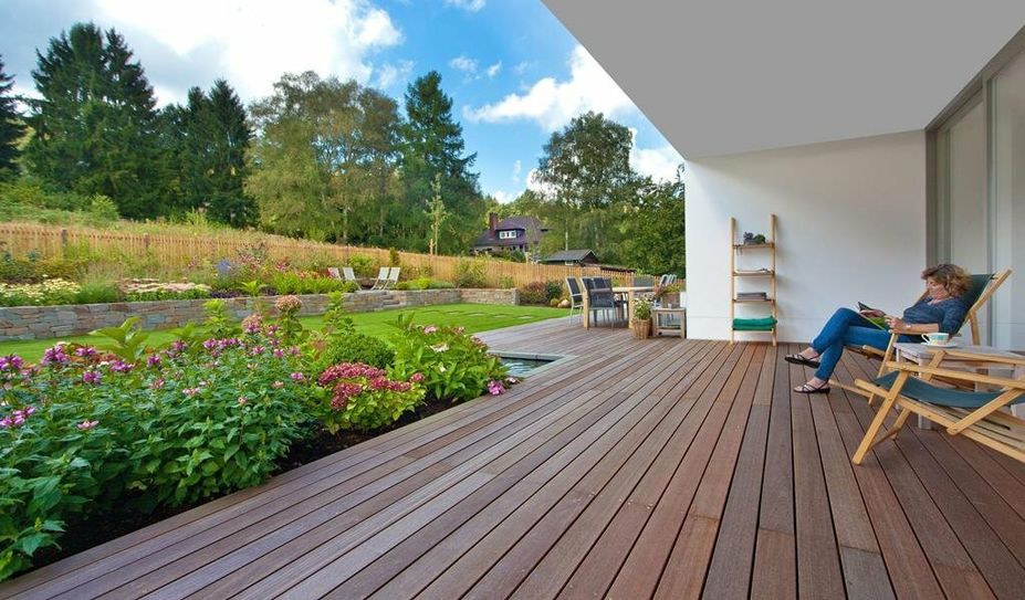 Vom Terrassenboden über gemütliche Sessel bis zur Grundstücksbegrenzung: Das natürliche Baumaterial Holz macht im Garten immer eine gute Figur.