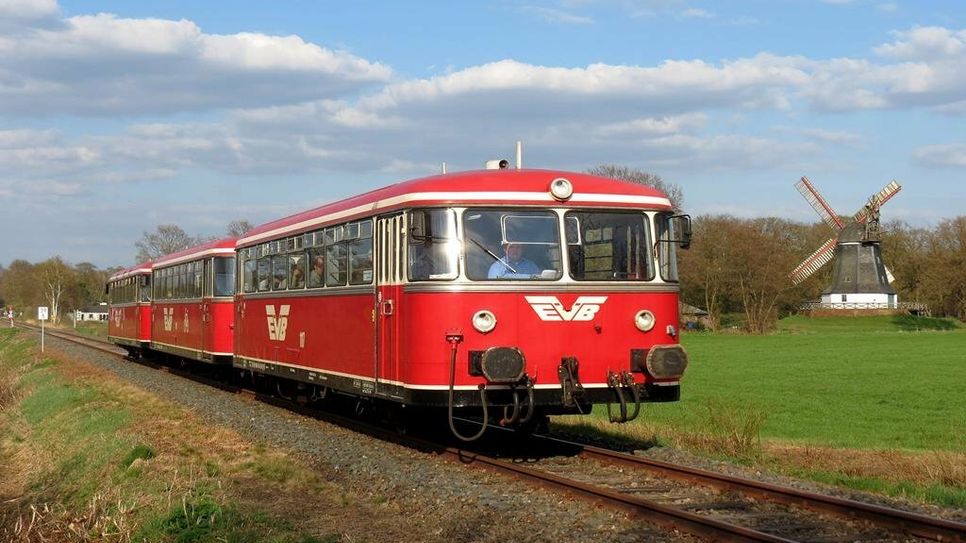 Der historische Zug hält an mehr als 20 Haltestellen auf einer 99 Kilometer langen Strecke.