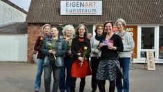 Künstlerinnen zeigen Werke, die im „Offenen Atelier“ mit Kunsttherapeutin Anja Schlesselmann (2. v. re.) entstanden sind.