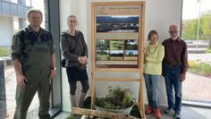 Hendrik Scheunemann (v. li.), Mitarbeiter im Pflegeteam des Landkreises, Heike Vullmer, Stiftung Naturschutz, Christiane Looks, Naturschutzbeauftragte und Joachim Looks bewerben die Ausstellung.