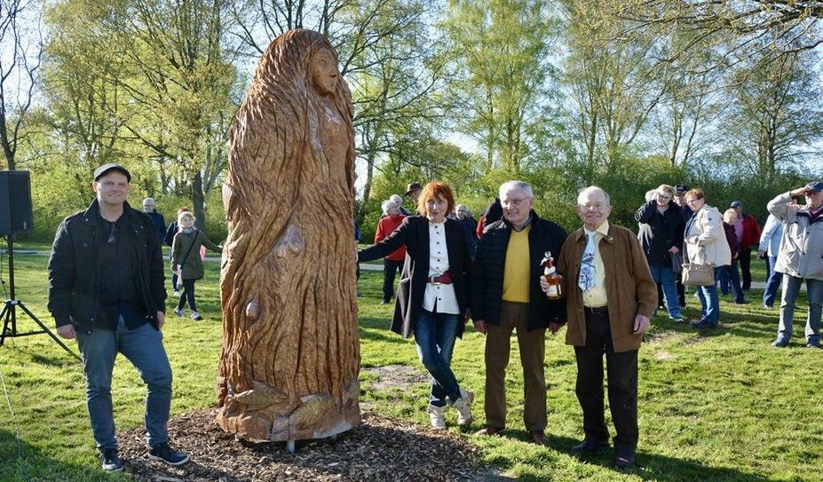 Benjamin Bünning (v. li.) freut sich mit der „Seefee“, Heike Lauterbach, Uwe Matthias und Uwe Baumert über die „Enthüllungen“.