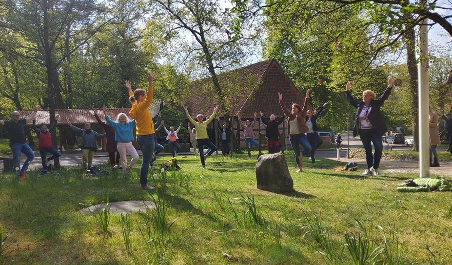 Yogalehrerin Miriam Lütjen (links in Gelb) ließ die Anwesenden samt Ministerin (rechts) einen Eindruck davon gewinnen, wie man auf dem Land zu innerer Balance kommen kann.