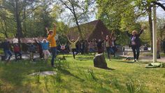 Yogalehrerin Miriam Lütjen (links in Gelb) ließ die Anwesenden samt Ministerin (rechts) einen Eindruck davon gewinnen, wie man auf dem Land zu innerer Balance kommen kann.