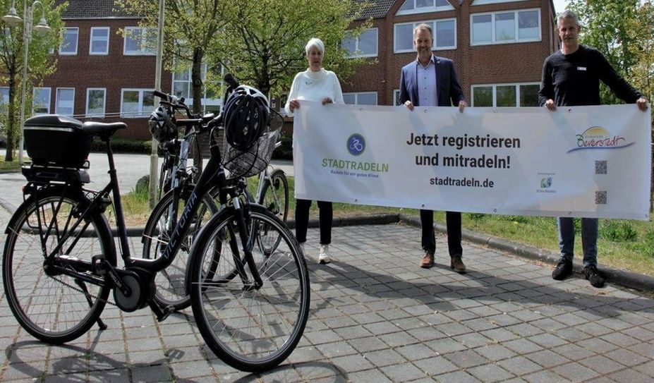 Kerstin John (v. li.), Bürgermeister Guido Dieckmann und Kai Wilkens hoffen, dass viele Menschen aufs Rad steigen und das Auto öfter stehen lassen.