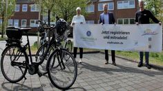 Kerstin John (v. li.), Bürgermeister Guido Dieckmann und Kai Wilkens hoffen, dass viele Menschen aufs Rad steigen und das Auto öfter stehen lassen.