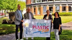 Halten gegen Mikroplastik die Fahne hoch: Manfred Henkis, Thomas Hinkelmann, Gertrud Milthaler und Brigitte Neuner-Krämer.