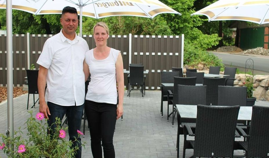 Saky und Steffie Sarao empfangen ihre Gäste jetzt auch gern auf der neuen Terrasse.