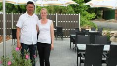 Saky und Steffie Sarao empfangen ihre Gäste jetzt auch gern auf der neuen Terrasse.