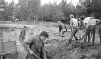 1971: Die ersten Mitglieder des Vereins buddeln für den ersten Sportplatz.