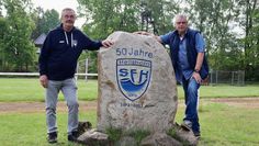 1971: Die ersten Mitglieder des Vereins buddeln für den ersten Sportplatz.