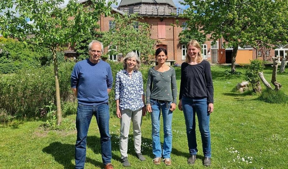 Hans-Gerhard Kulp und die scheidende Geschäftsführerin der Biologischen Station, Imme Klencke, bilden sozusagen das Urgestein der BioS. Jetzt übernimmt Dr. Christina Muck die Zügel, die in der Verwaltung von Katja Noormann unterstützt wird. Foto: cne