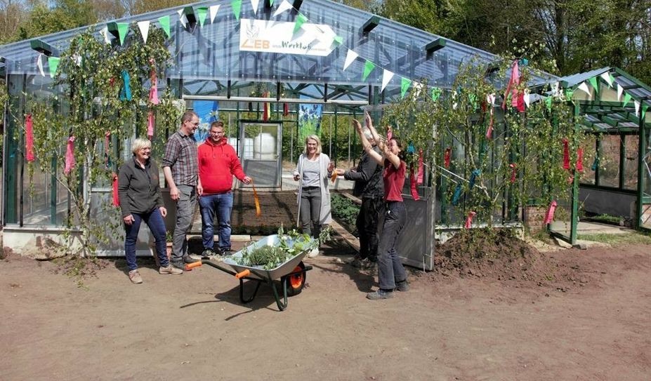 Große Freude herrschte bei der offiziellen Einweihung des neuen Gewächshauses auf dem Werkhof der LEB in Beverstedt.