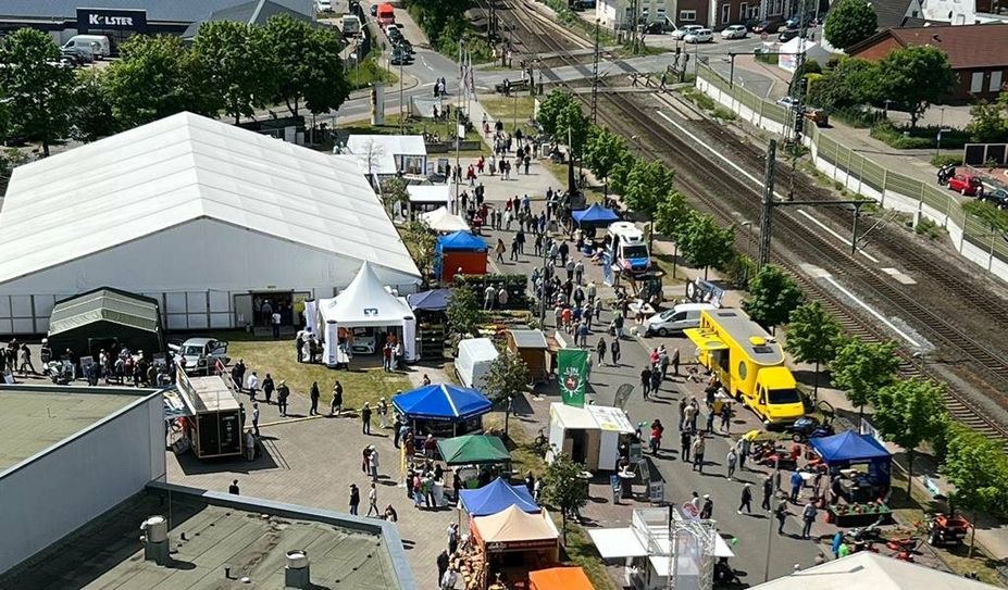 Publica 2022 mit neuem Geländekonzept: Während die  Jobmesse in der Stadthalle stattfand, präsentierten sich die Aussteller:innen im Außenbereich.