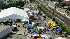 Publica 2022 mit neuem Geländekonzept: Während die  Jobmesse in der Stadthalle stattfand, präsentierten sich die Aussteller:innen im Außenbereich.