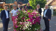 Ortsvorsteherin Anette Faouzi (links) mit den  Sponsoren (v. li.) Thomas Eder (Volksbank), Jürgen Wrieden (Sparkasse Rothburg Osterholz), Andreas Schmidt (Concordia Versicherungen), Anja Kalski (Klosterholz Tombola) und Bürgermeister Stefan Schwenke.