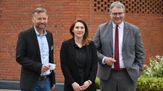 Dezernent Dr. Torsten Lühring (li.), Ayse Gül Önder und Landrat Marco Prietz.