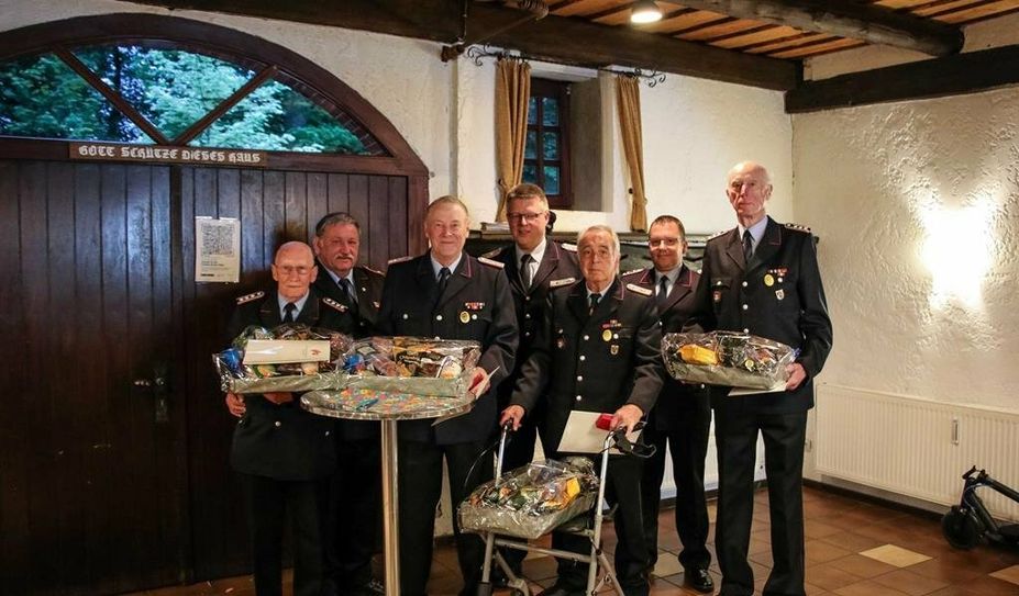 Mit 290 Jahren Gesamtdienstzeit wurden Fred Rohdenburg, Alfred Meyer, Erich Buck und Karl-Heinz Waltersdorf (nicht anwesend) für jeweils 60 Jahre Mitgliedschaft in der Feuerwehr Neuenkrichen geehrt. Peter Wieting erhielt die Ehrung für 50 Jahre.