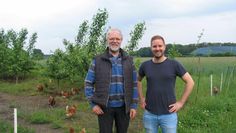 Johannes und Maarten Heins informieren beim Tag des offenen Hofes unter anderem über die Legehennen in Freilandhaltung.