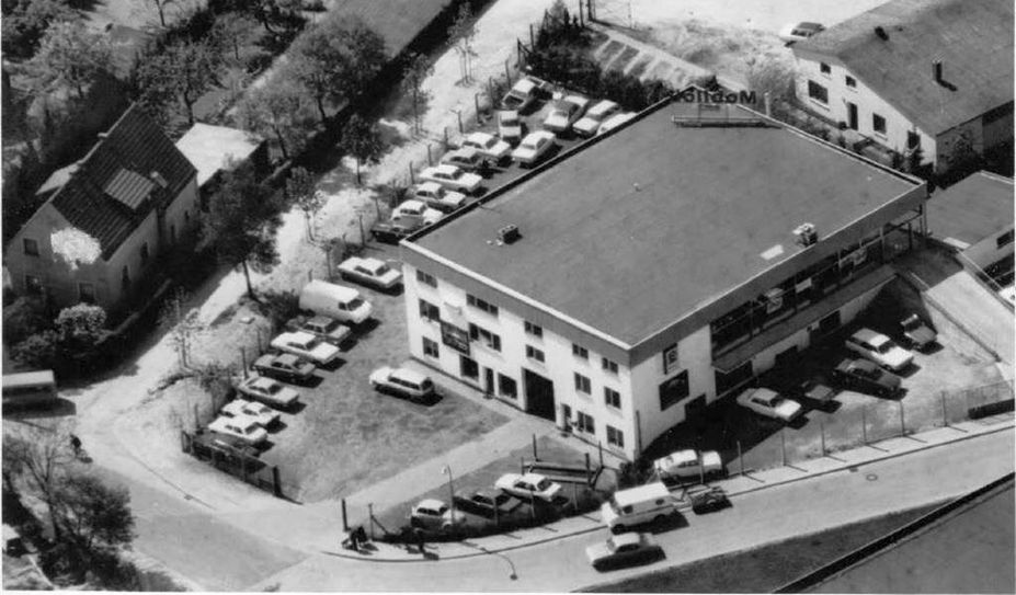 Nach dem erfolgreichen Umbau 1976 kann die Kundschaft fortan auf noch größerer Fläche Autos bestaunen, Probe fahren und kaufen.