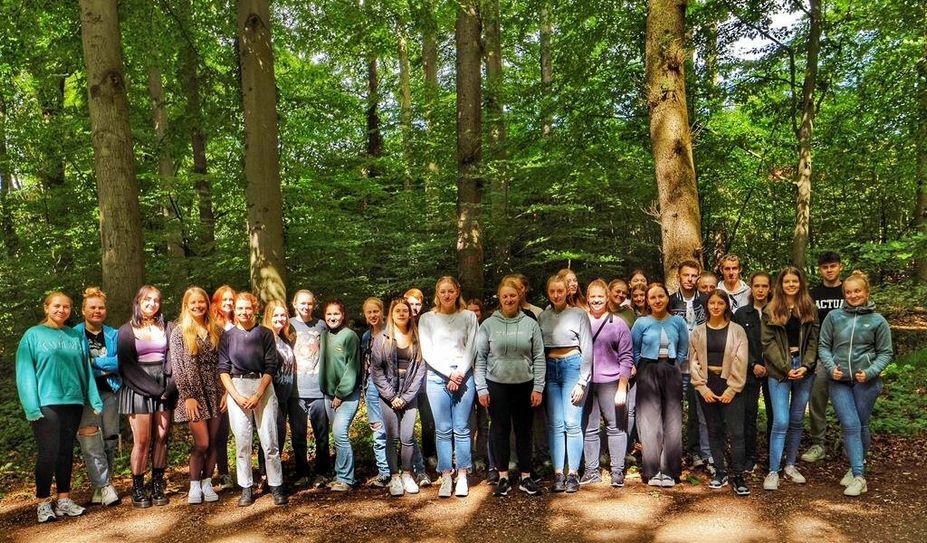 Schöner Kontrast zur Theorie im Klassenzimmer: Die drei 12. Klassen der BBS arbeiteten in der freien Natur und fassten ihr Wissen auf Tafeln für Spaziergänger:innen zusammen.