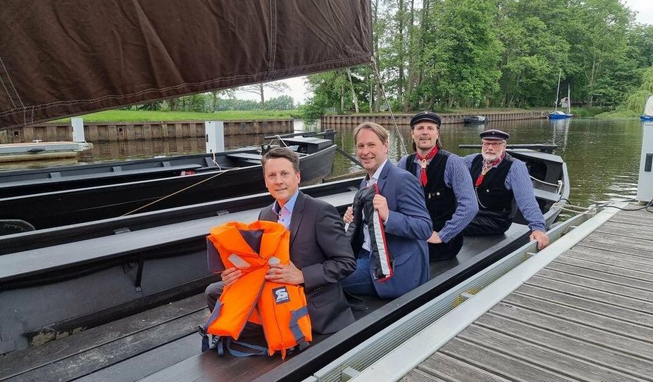 Sicherheit unter den braunen Segeln der Torfkähne bieten diese Westen, die turnusmäßig alle 10 Jahre ersetzt werden müssen. Die Volksbank unterstützt die Anschaffung mit Crowdfunding. Foto: eb