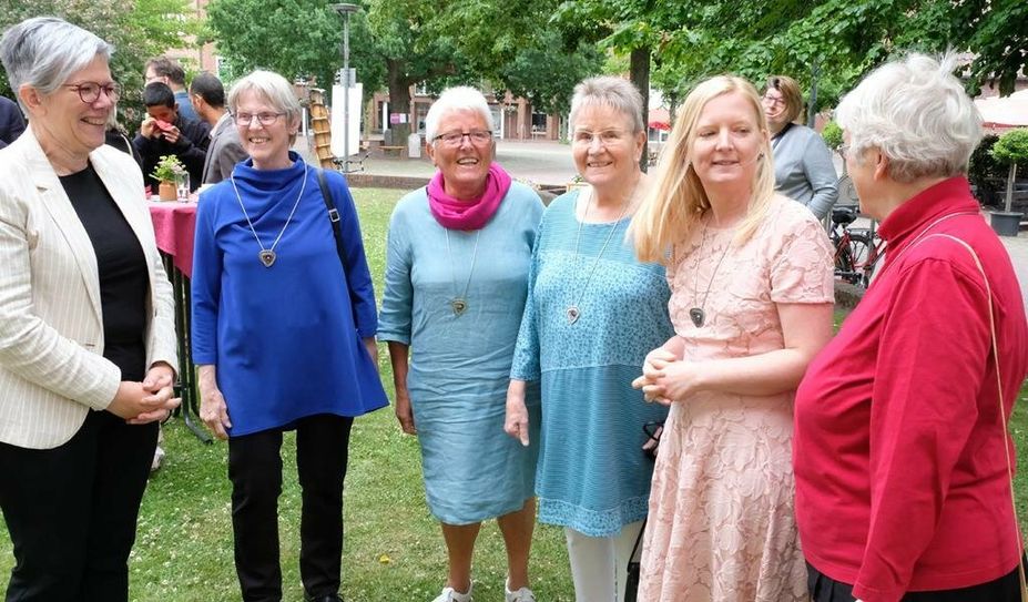 Sie haben die Geschäftsführerin des Diakonischen Werkes des Kirchenkreises Oster-holz-Scharmbeck, Stephanie Thiele (Zweite von rechts) in ihr Amt eingesegnet: Superintendentin Jutta Rühlemann und die Sarepta-Schwestern Monika, Edith, Annemarie und Ingrid (von links). Foto: Roland Hofer