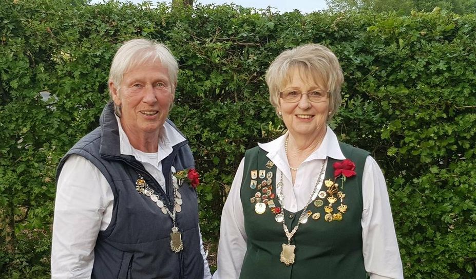 Rosenkönigin Ulrike Kroog (li.) und Vizekönigin Rosemarie Stahlschmidt freuen sich auf ein schönes Schützenfest.