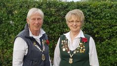 Rosenkönigin Ulrike Kroog (li.) und Vizekönigin Rosemarie Stahlschmidt freuen sich auf ein schönes Schützenfest.