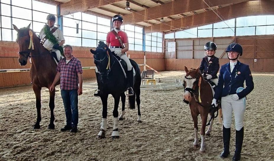 Christian Stegemann, Theresa Mügge und Marle Suhr sind die neuen Reiterkönige des RV Barchel.