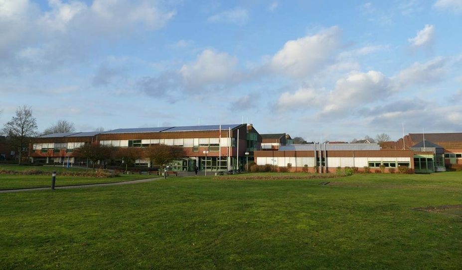 Das Hauptgebäude der Berufsbildenden Schulen in Osterholz-Scharmbeck wurde zum Ziel einer Bombendrohung. Die Polizei konnte nach einem mehrstündigen Einsatz jedoch Entwarnung geben. Foto: bbs-ohz.de