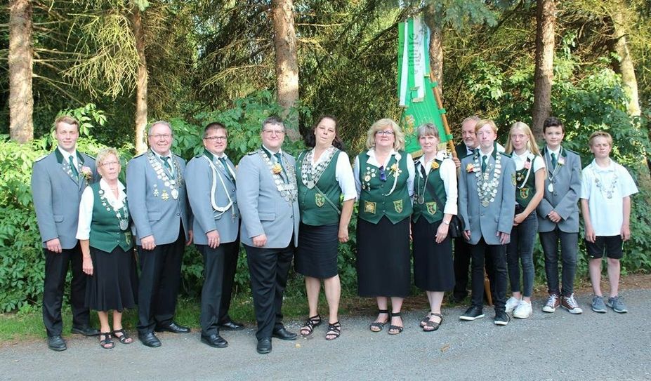 Das amtierende Könighaus vom Schützenverein Huxfeld wird noch einmal kräftig gefeiert, bevor sie ihr Zepter weiterreichen müssen.