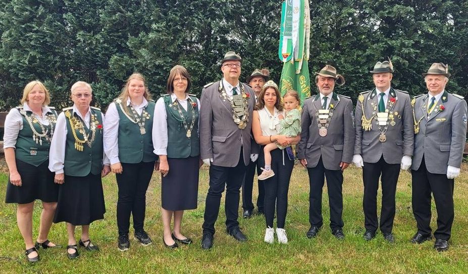 Das amtierende Königshaus freut sich aufs Schützenfest. Foto: eb