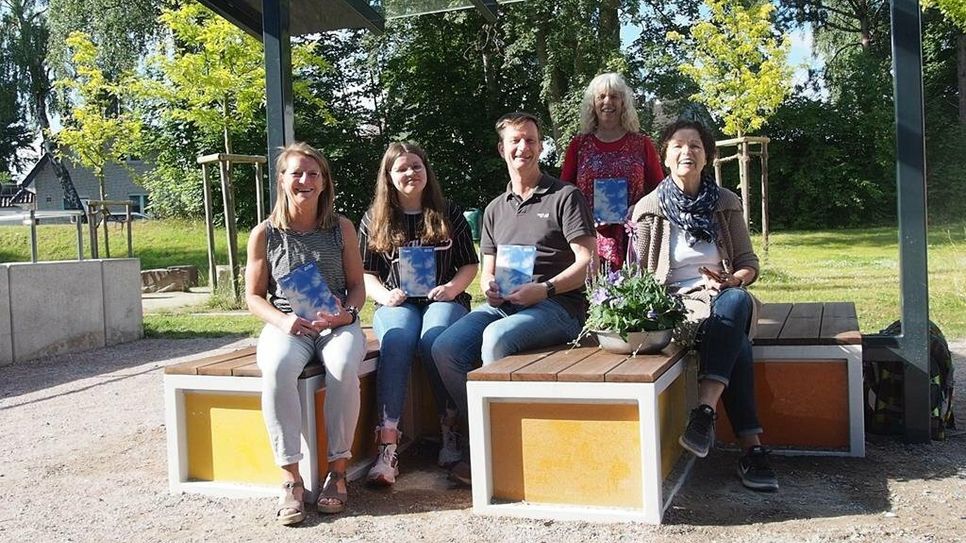 Schulleiter Axel Müller freut sich mit Maren Stabel (v. li.), Juliette Scheffel, Petra Fischer und Gisela Bösch über die Kalender.