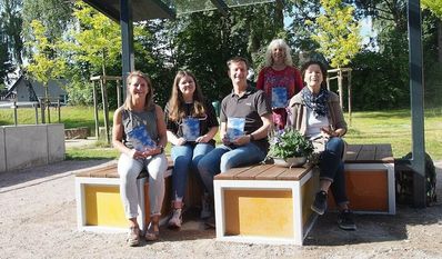 Schulleiter Axel Müller freut sich mit Maren Stabel (v. li.), Juliette Scheffel, Petra Fischer und Gisela Bösch über die Kalender.