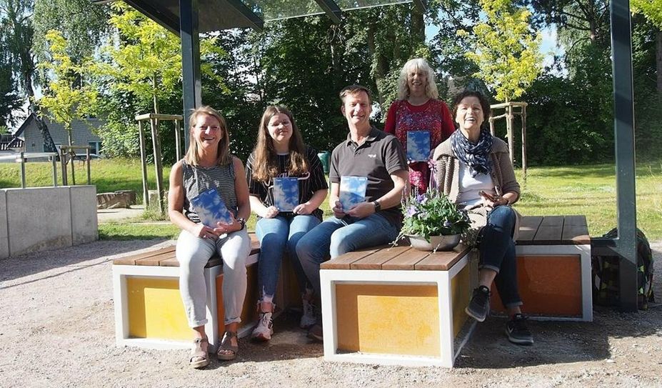 Schulleiter Axel Müller freut sich mit Maren Stabel (v. li.), Juliette Scheffel, Petra Fischer und Gisela Bösch über die Kalender.