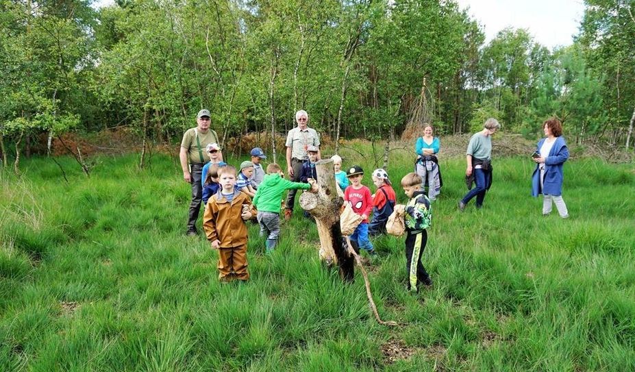 Mit Feuereifer verstreuten die kleinen Wurzelzwerge Leckerbissen auf der Kirrung.