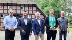 Falko Ostwald, Oliver Lottke, Willi Lemke, Frederik Burdorf und Samtgemeindebürgermeister Gerd Brauns freuen sich auf einen interessanten Abend auf der Museumsanlage in Hambergen.