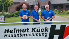 Im Jubiläumsjahr gesellt sich Helmut Kück zu den Hauptsponsoren, der Volksbank und Autohaus Schmolke. Das Orga-Team um (von links) Uwe Böttjer, Ralf Brase und Rolf Tietjen freut sich: so konnten die Preisgelder erhöht werden. Foto: cne