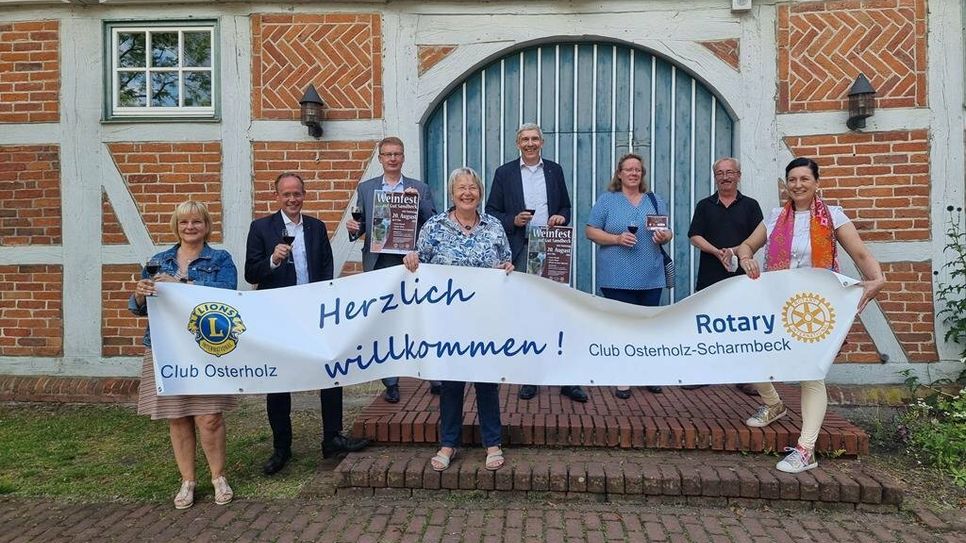 Schirmherr Torsten Rohde und die Organisatorinnen des gemeinsamen Weinfestes der Lions und Rotarier sowie Vertreter der Sradt freuen sich, am 20. August endlich wieder ein Weinfest auf Gut Sandbeck präsentieren zu können. Foto: cne