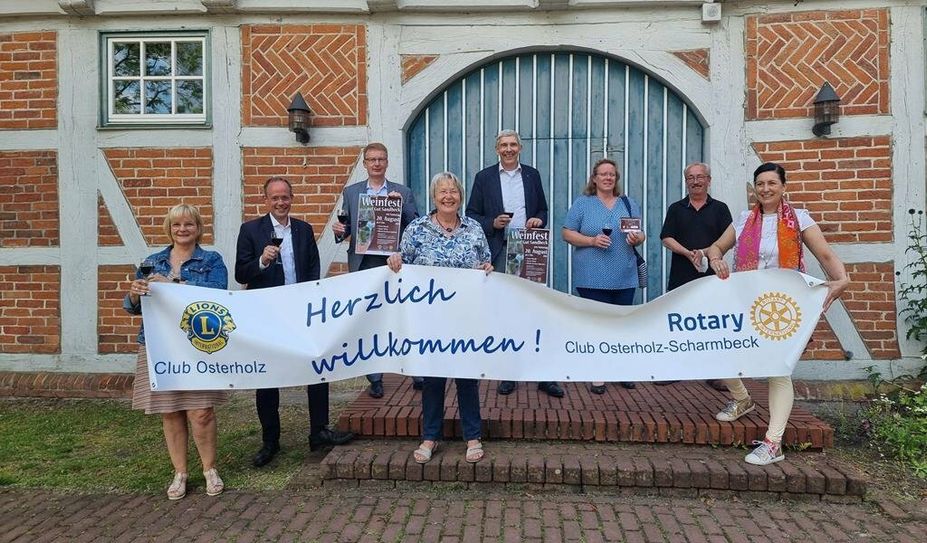 Schirmherr Torsten Rohde und die Organisatorinnen des gemeinsamen Weinfestes der Lions und Rotarier sowie Vertreter der Sradt freuen sich, am 20. August endlich wieder ein Weinfest auf Gut Sandbeck präsentieren zu können. Foto: cne