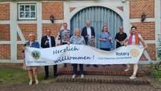 Schirmherr Torsten Rohde und die Organisatorinnen des gemeinsamen Weinfestes der Lions und Rotarier sowie Vertreter der Sradt freuen sich, am 20. August endlich wieder ein Weinfest auf Gut Sandbeck präsentieren zu können. Foto: cne